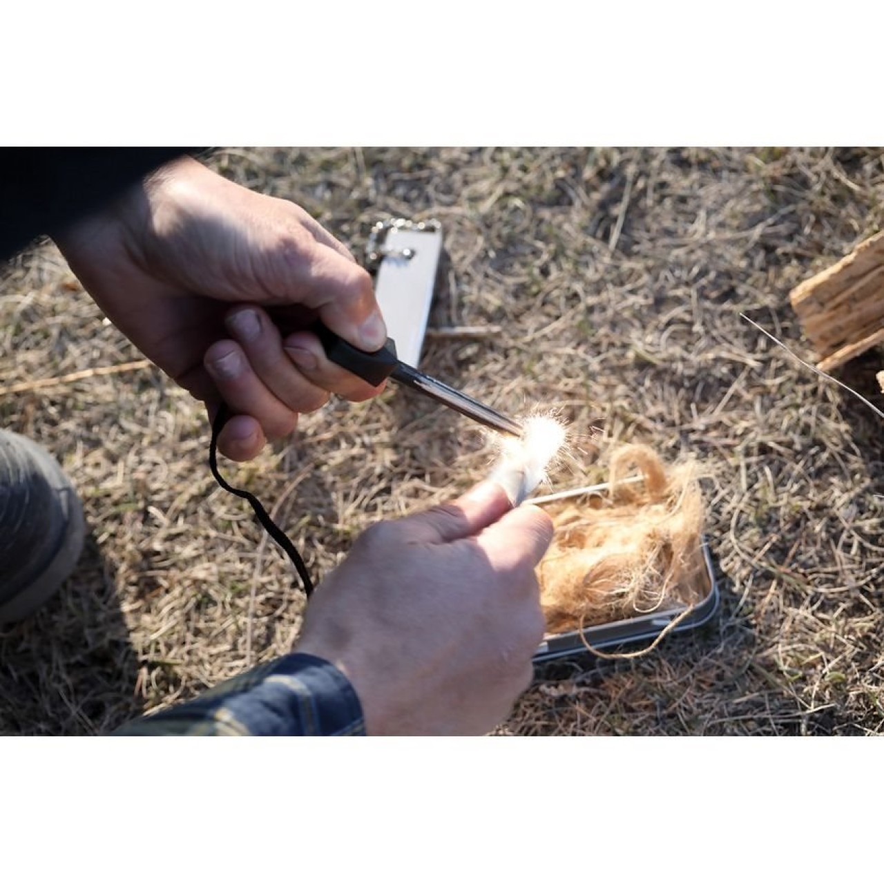 Súprava na založenie ohňa v plechovej krabičke