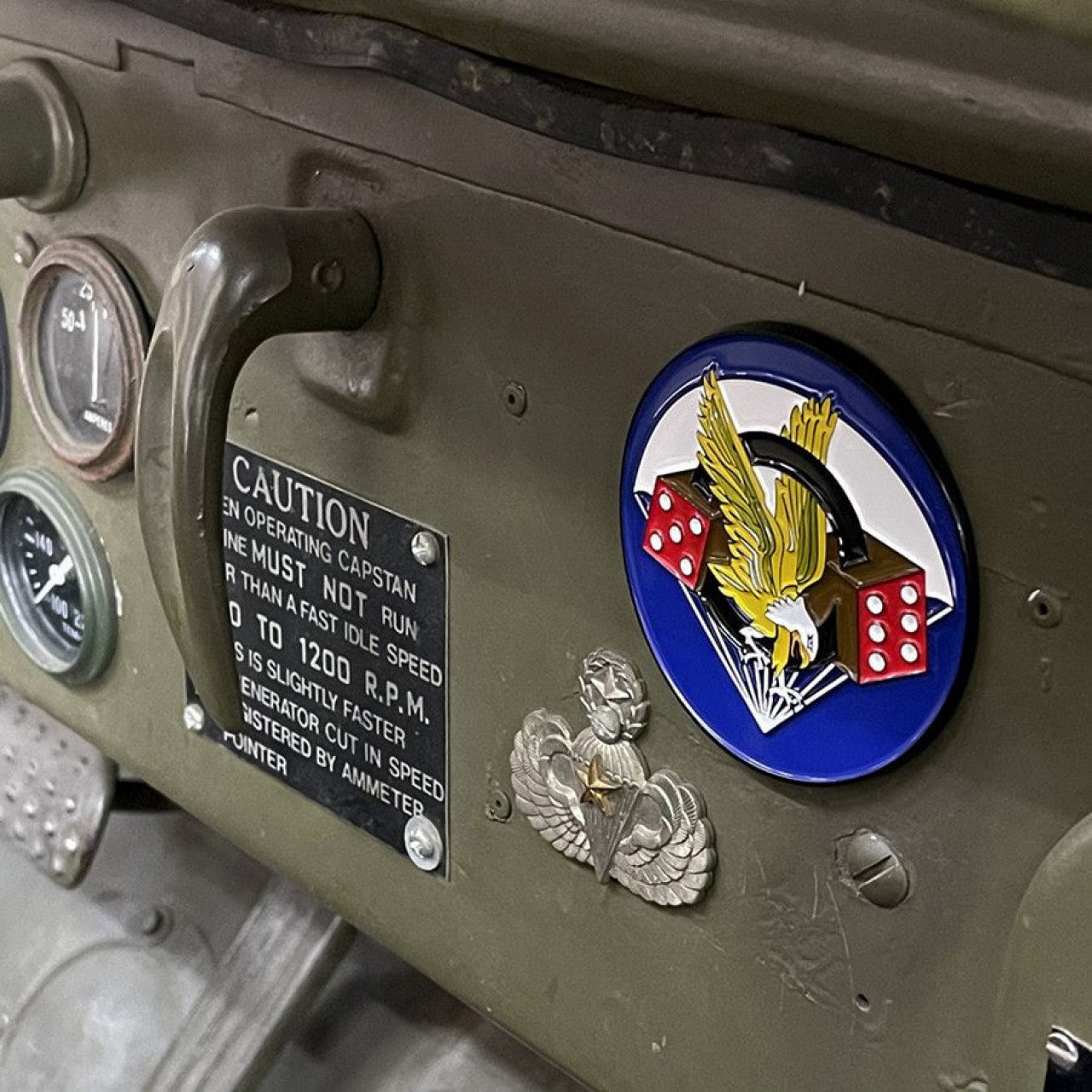 Znak kovový US 506th Parachute Infantry Regiment so samolepou