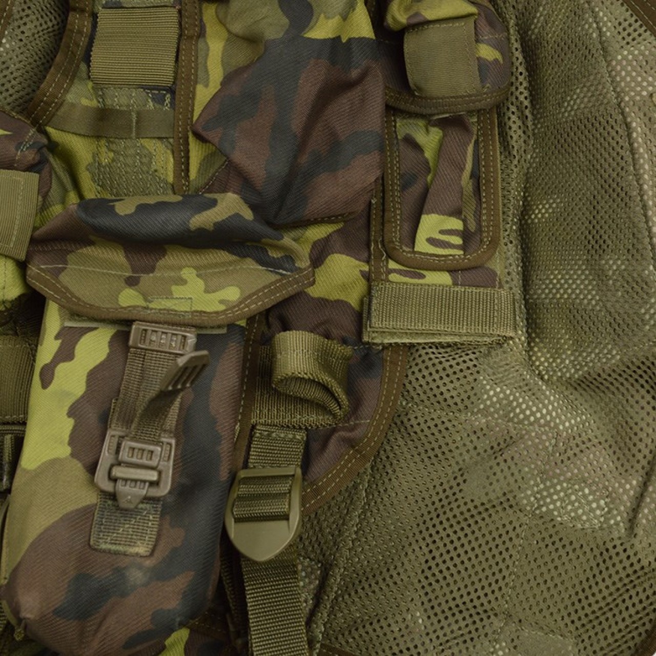 Vesta taktická zlaňovacia AČR vz.95 les použitá