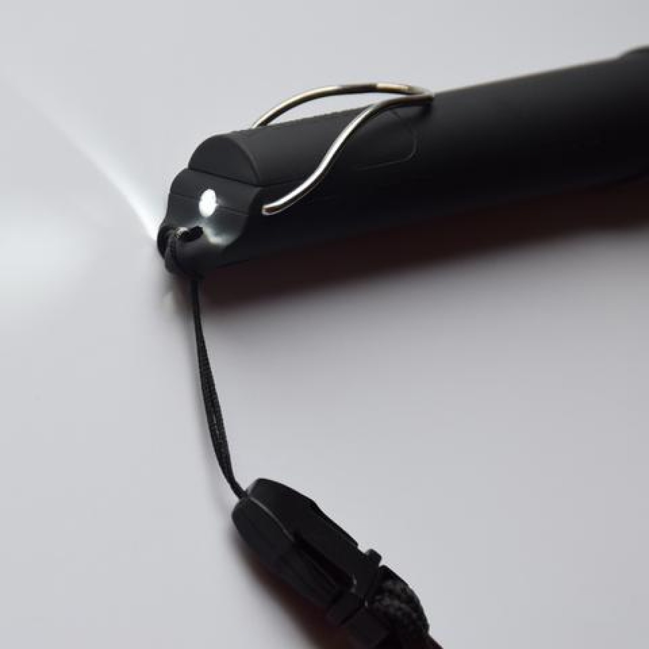 Píšťalka elektronická s LED svetlom ČIERNA