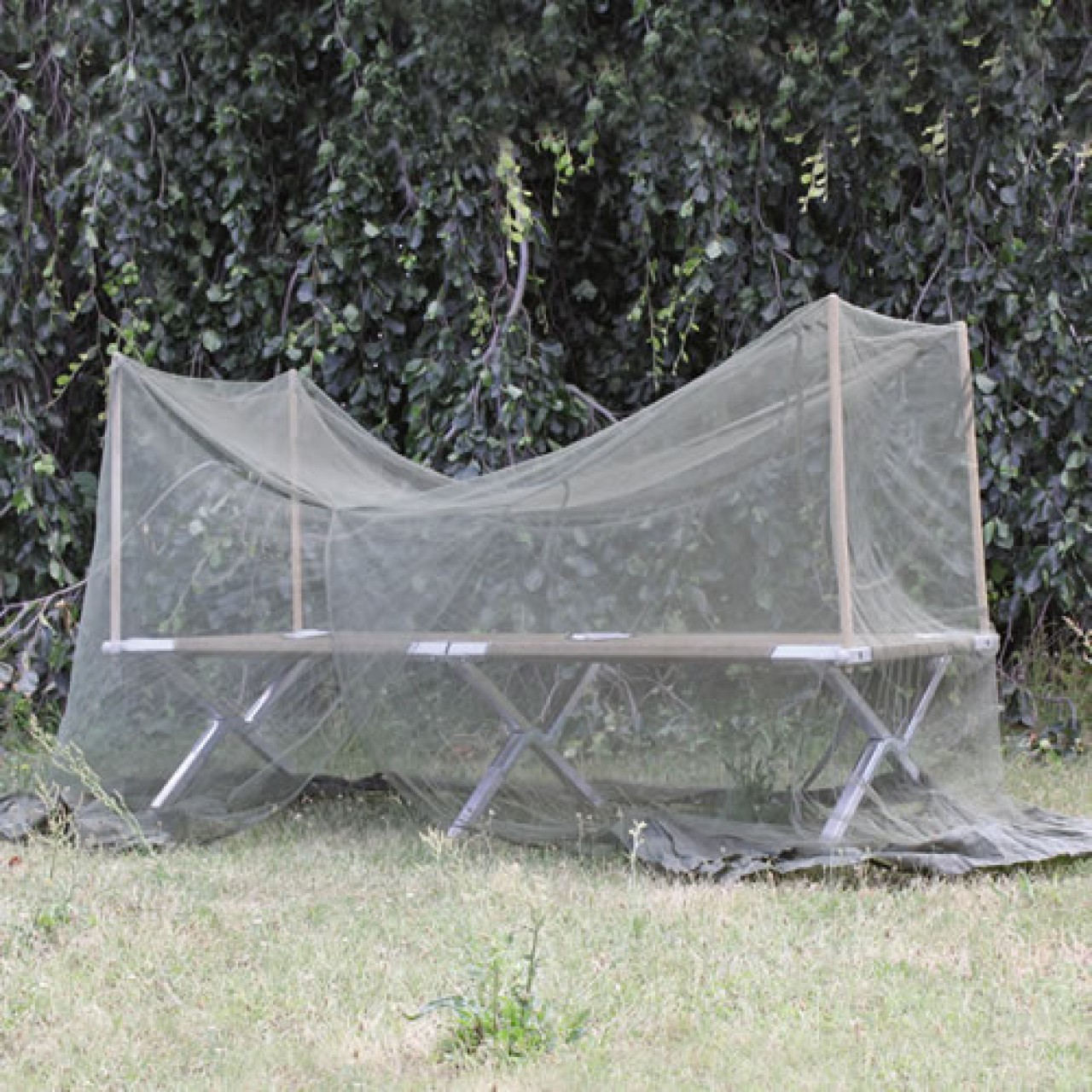 Britská sieť proti komárom 215 x 90 x 140 cm na posteľ + tyče, použitá