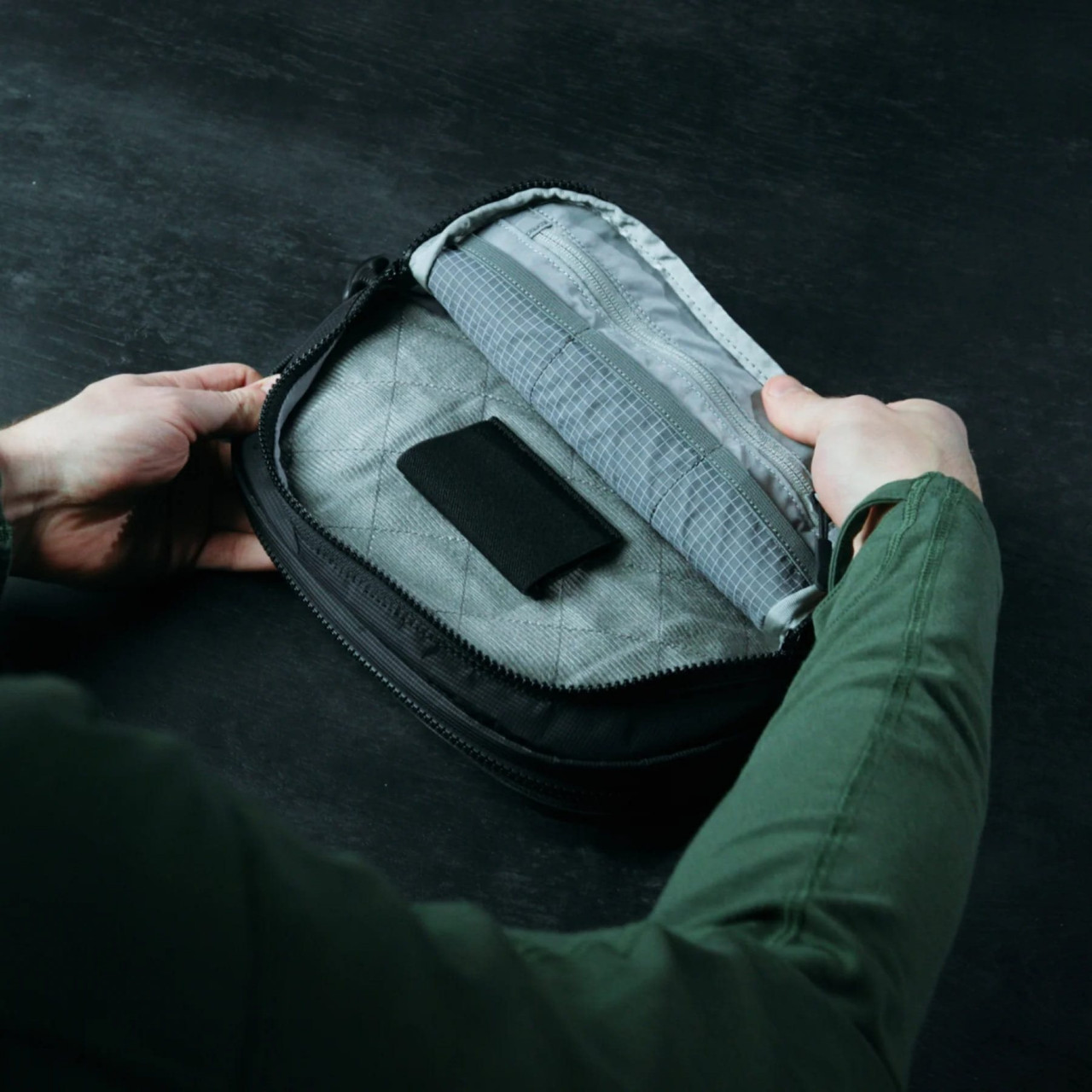 Ľadvinka FADE FLEX crossbody ČIERNA