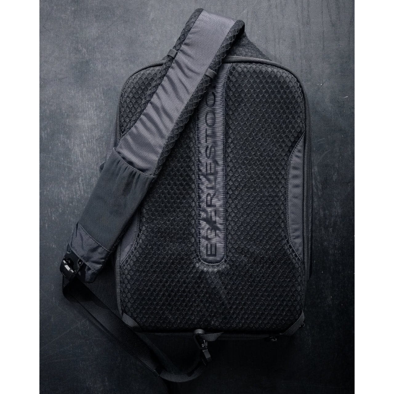 Batoh cez rameno FADE SLING XL ČIERNY
