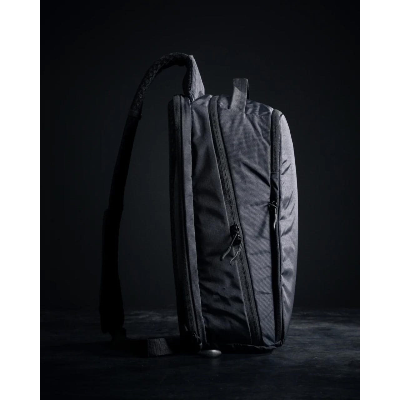 Batoh cez rameno FADE SLING XL ČIERNY