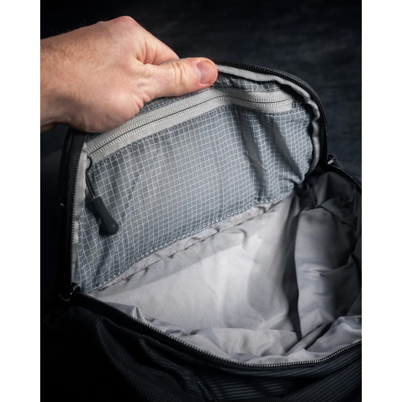 Batoh cez rameno FADE SLING XL ČIERNY
