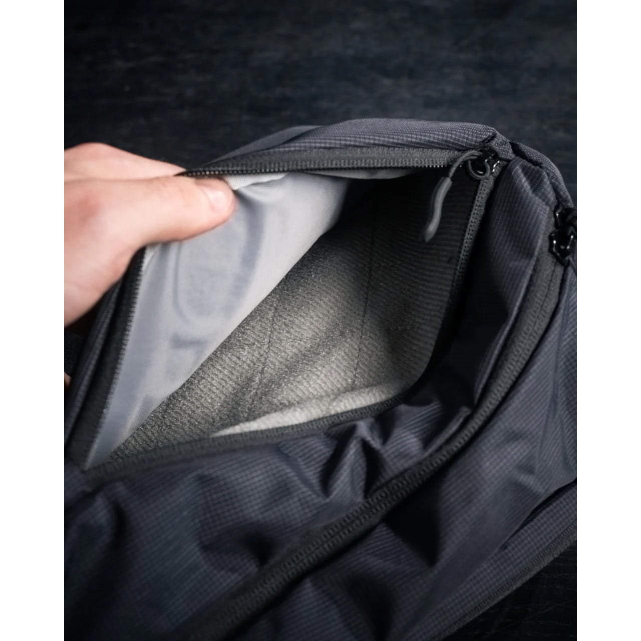Batoh cez rameno FADE SLING XL ČIERNY