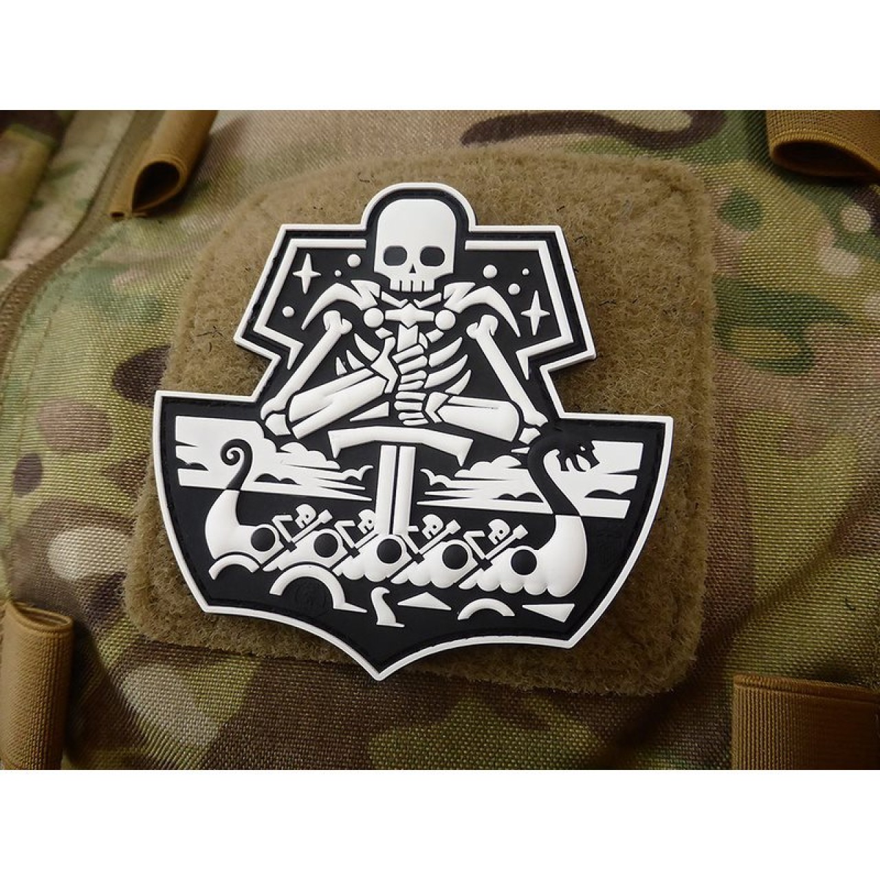 Nášivka GHOST SHIP SKULL plast ČIERNA/BIELA