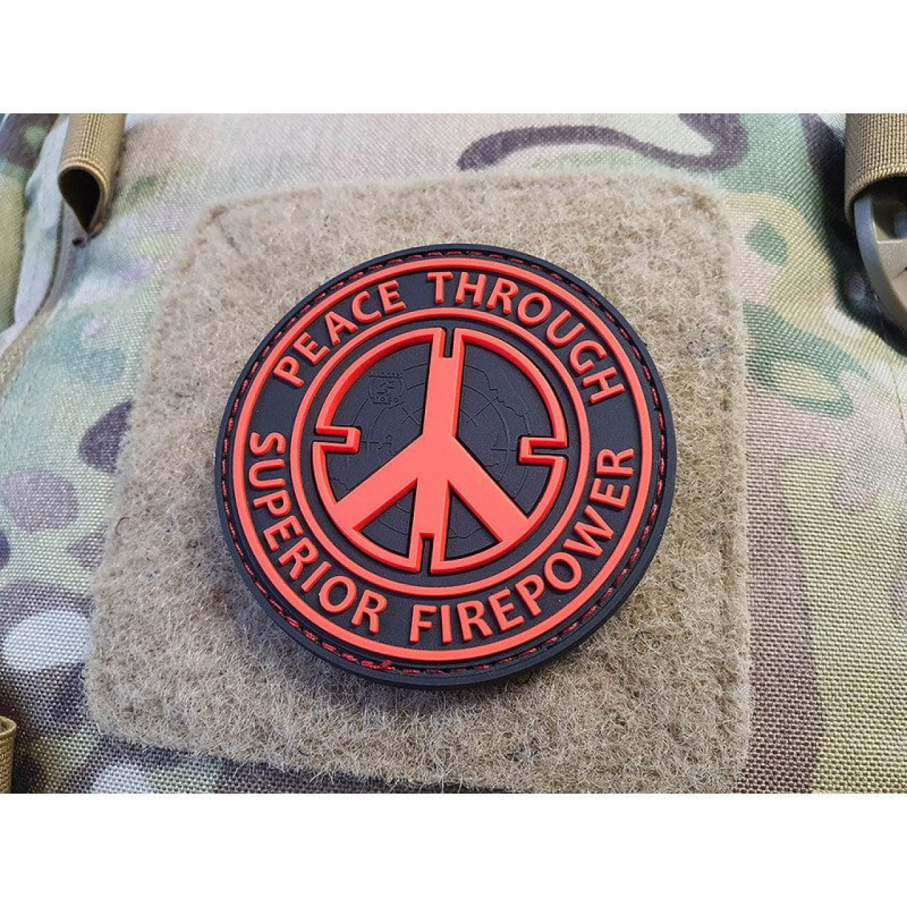Nášivka PEACE THROUGH SUPERIOR FIREPOWER plast velcro ČIERNA/ČERVENÁ