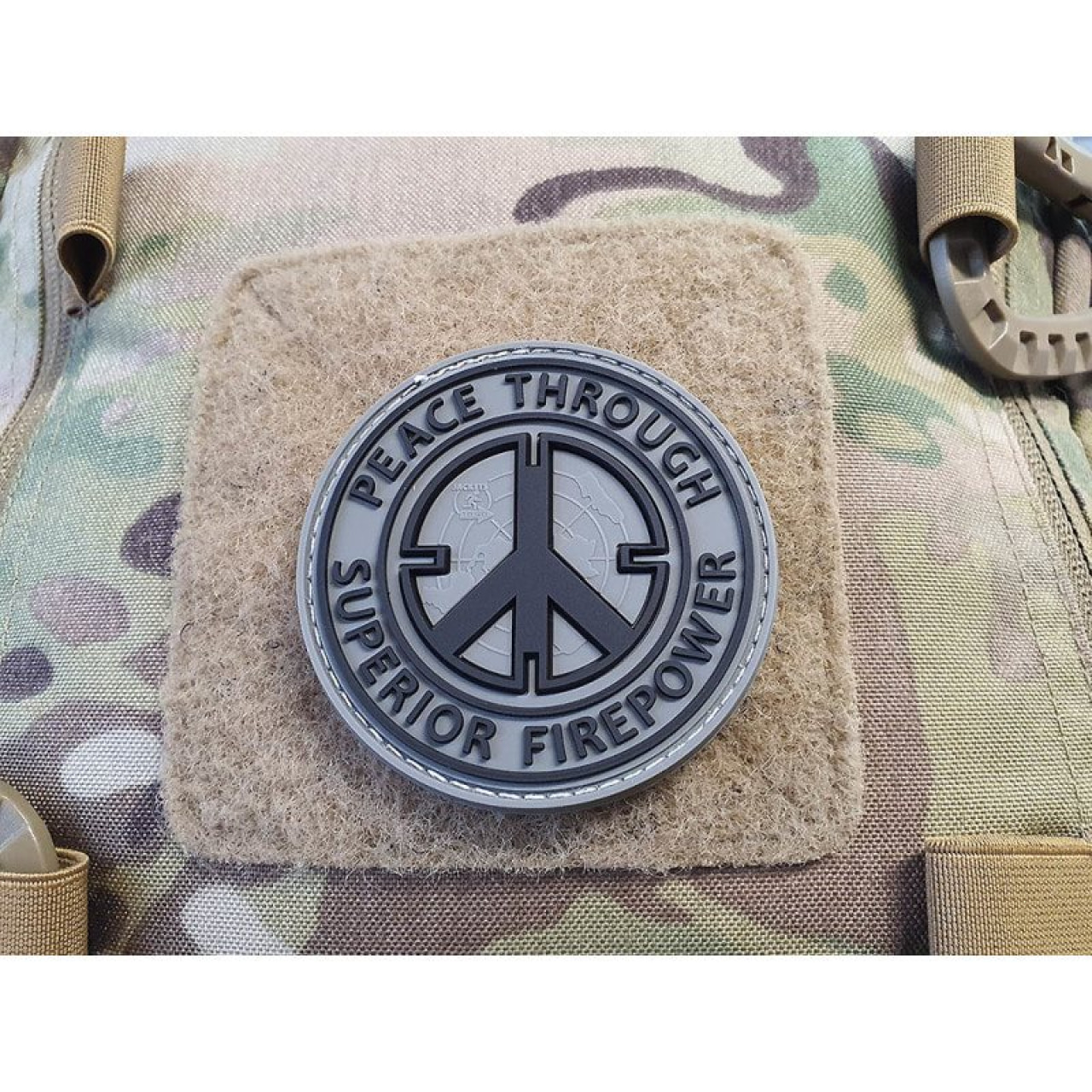 Nášivka PEACE THROUGH SUPERIOR FIREPOWER plast velcro SIVÁ