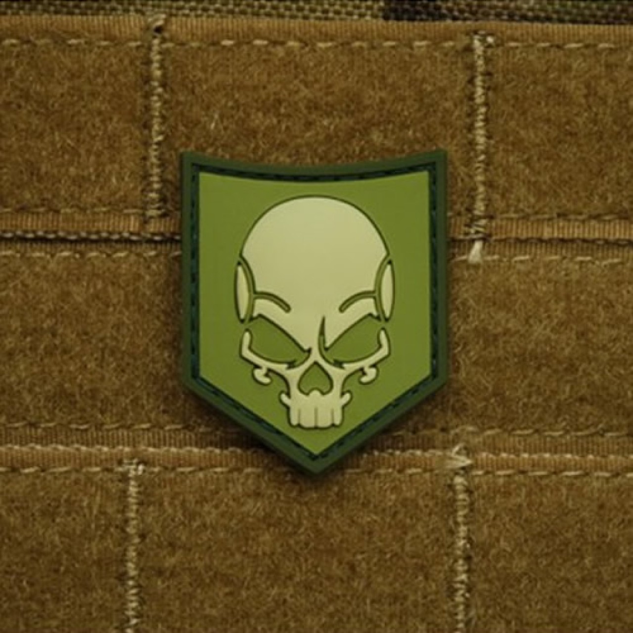Nášivka SOF SKULL plast OLIV