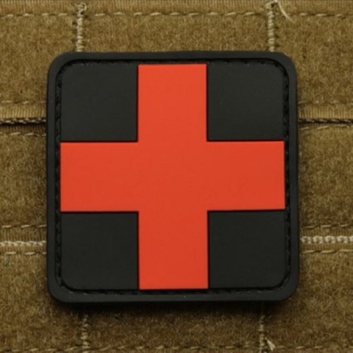 Nášivka KRÍŽ MEDIC plast ČIERNA/ČERVENÁ