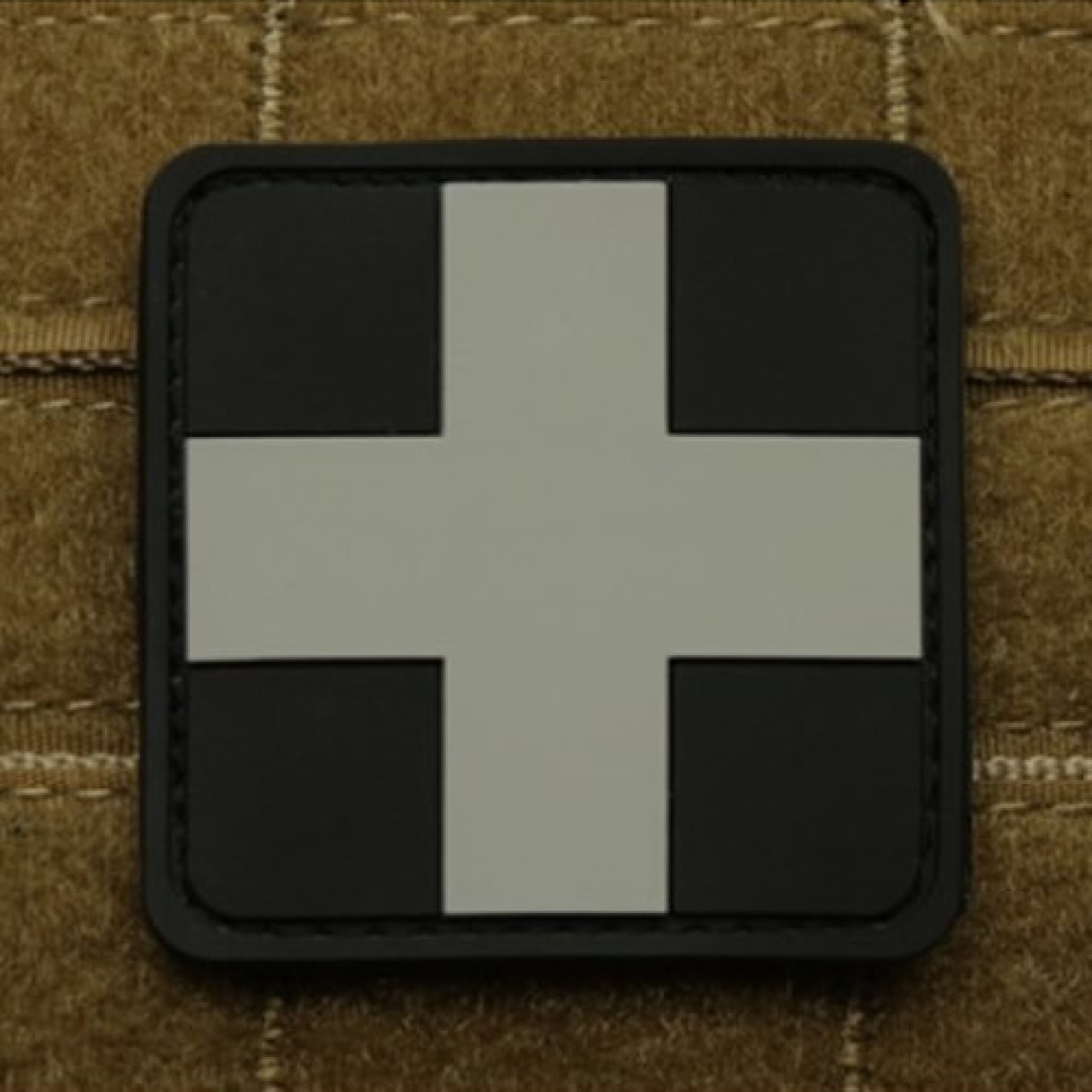 Nášivka KRÍŽ MEDIC plast velcro ČIERNA/SIVÁ
